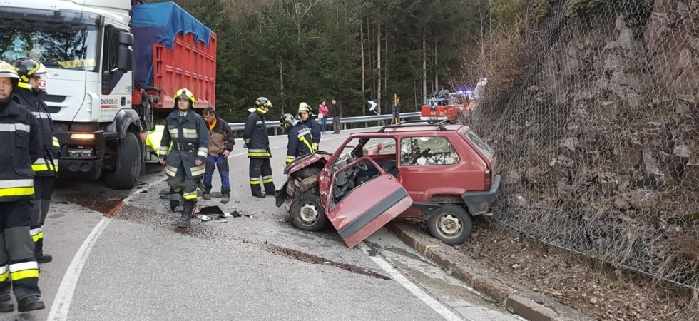 Automobile sbanda e invade la corsia opposta: frontale in curva con un camion